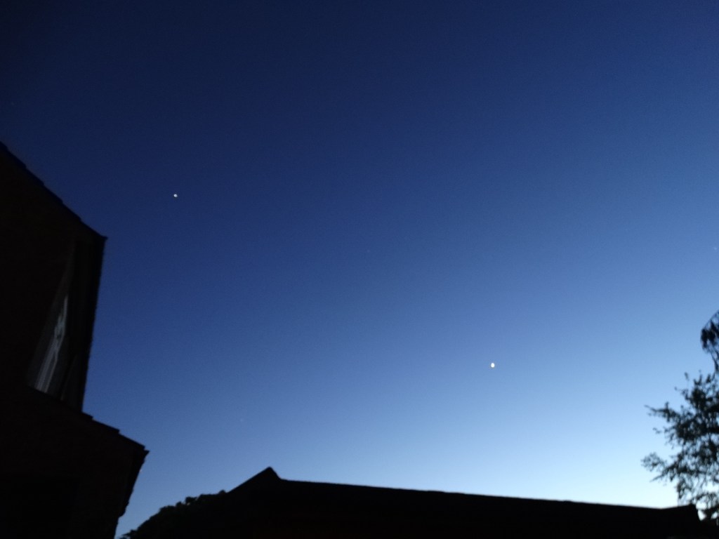 Jupiter & Venus  in Western sky at 21:33hrs 